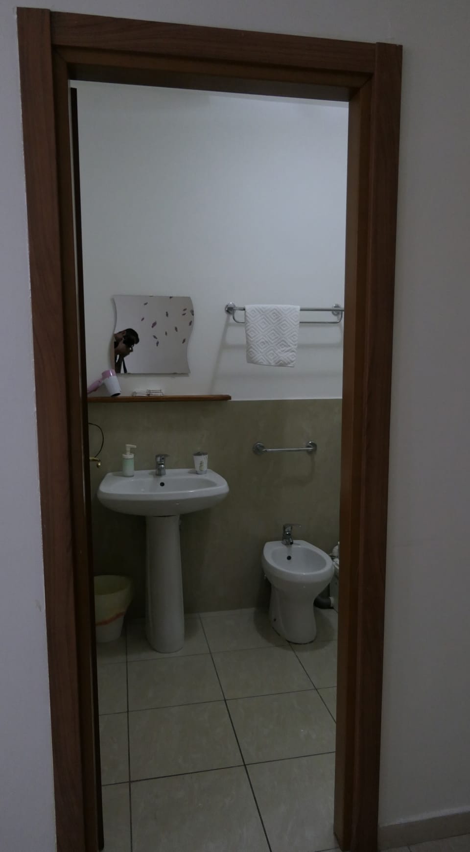 Shower, rainfall showerhead, free toiletries, hair dryer
