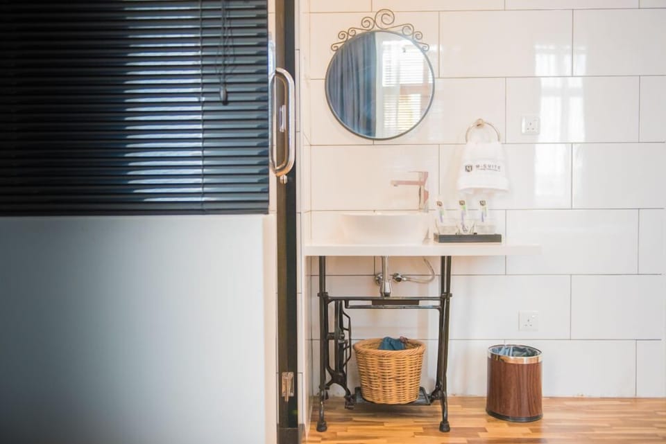 Deluxe Family (Window) | Bathroom sink