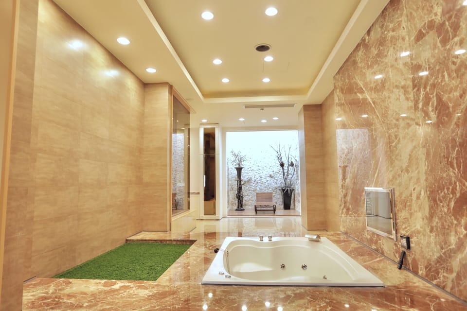 Separate tub and shower, rainfall showerhead, free toiletries