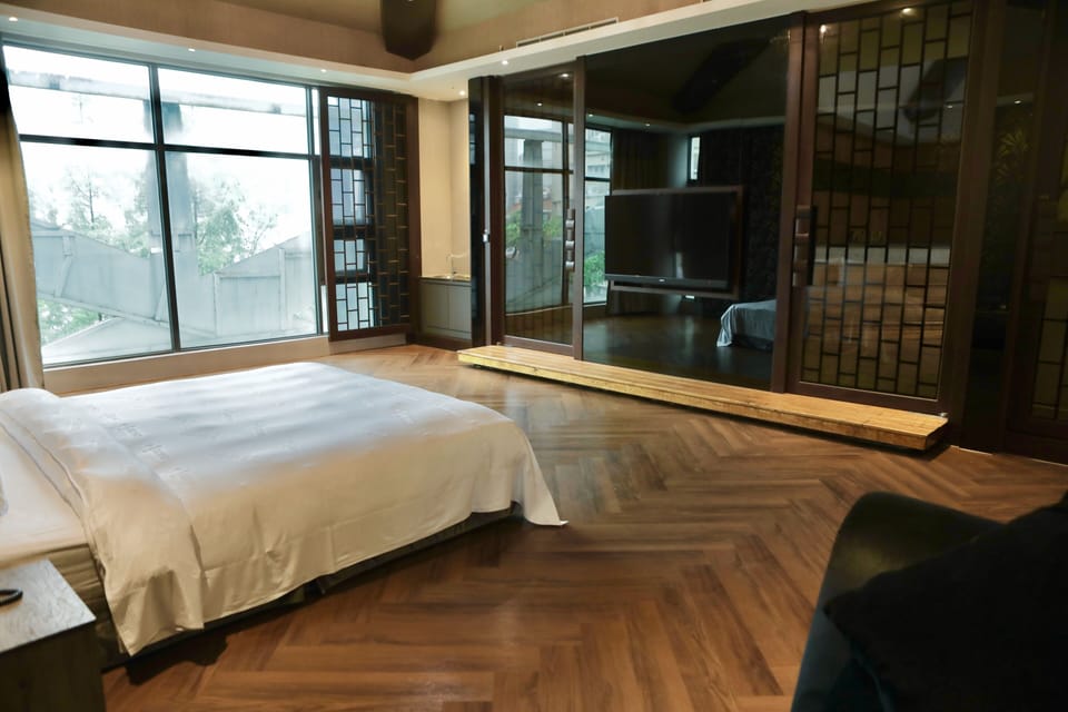 Presidential Double Room | Down comforters, minibar, individually decorated, individually furnished