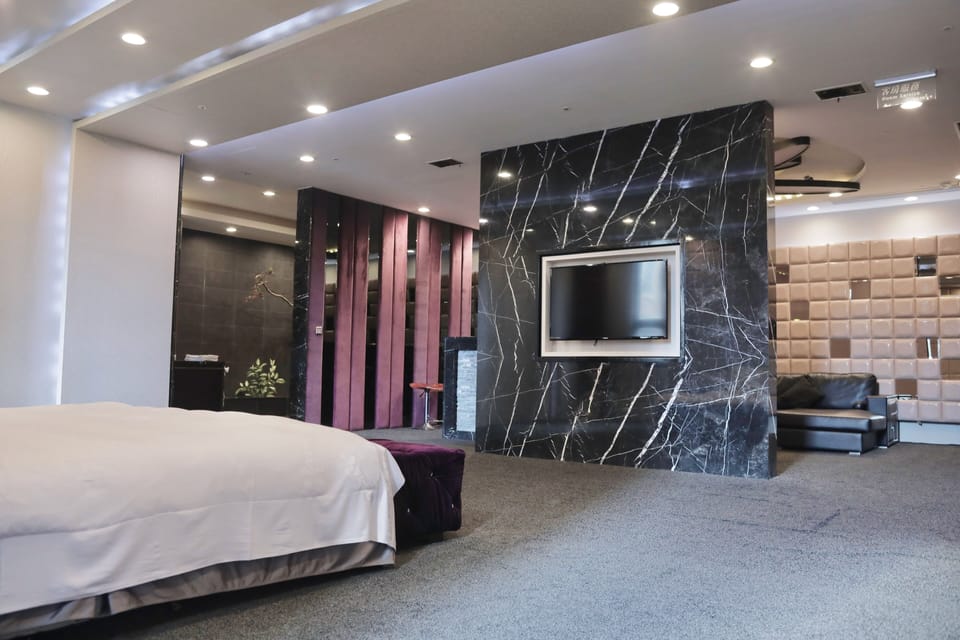 Deluxe Quadruple Room | Bathroom | Separate tub and shower, rainfall showerhead, free toiletries