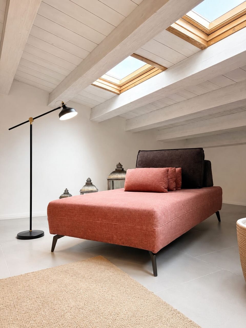 Deluxe Room, Bathtub, City View | Living area