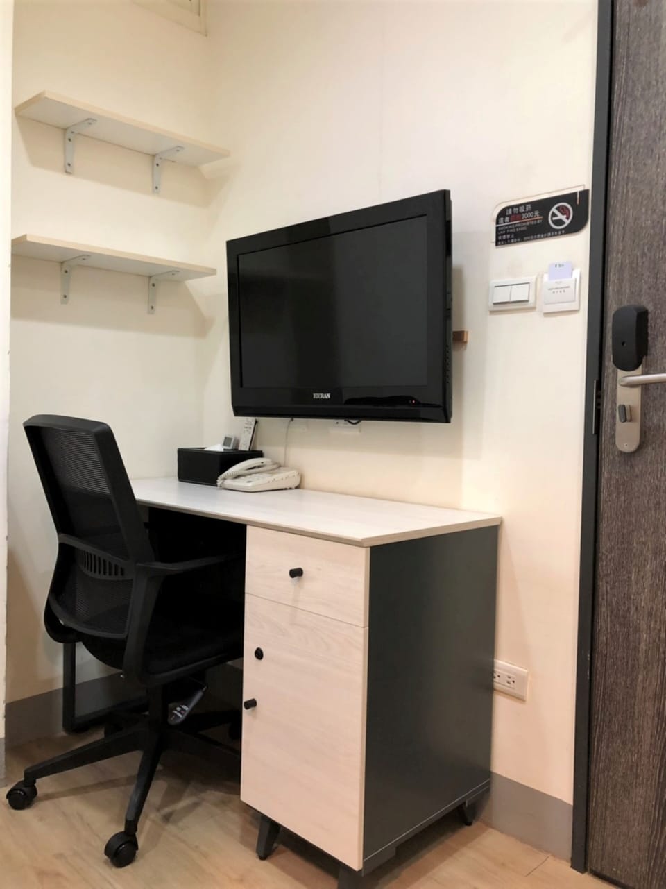 Economy Single Room | In-room business center