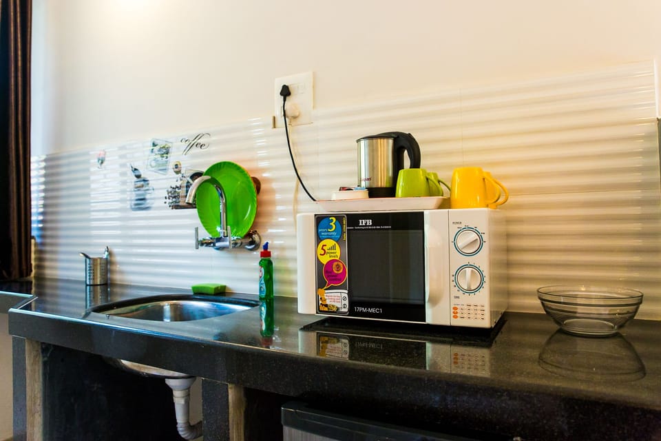 Deluxe Double Room, 1 Double Bed, Garden View, Garden Area | Private kitchenette | Fridge, microwave, coffee/tea maker, electric kettle