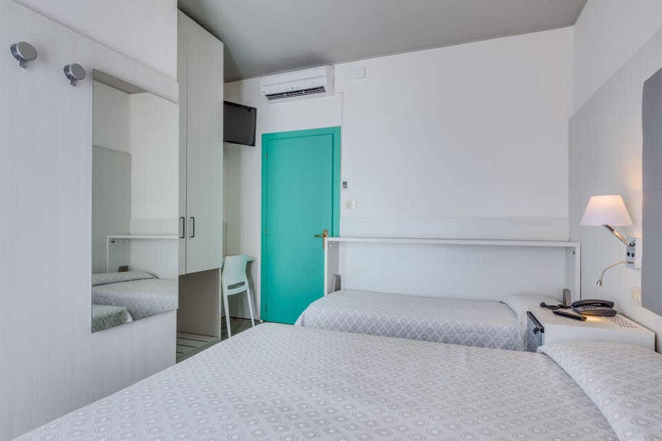 Triple Room | In-room safe, desk, blackout drapes, WiFi (free)