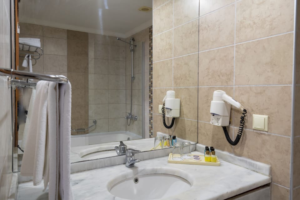 Standard Double or Twin Room | Bathroom | Combined shower/tub, free toiletries, hair dryer, towels