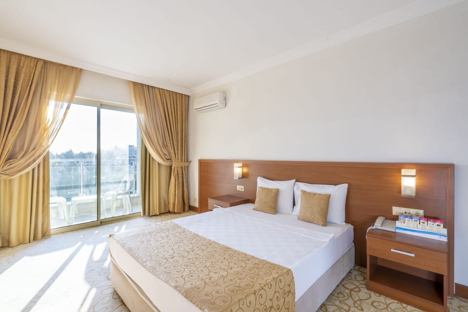 Minibar, in-room safe, desk, bed sheets