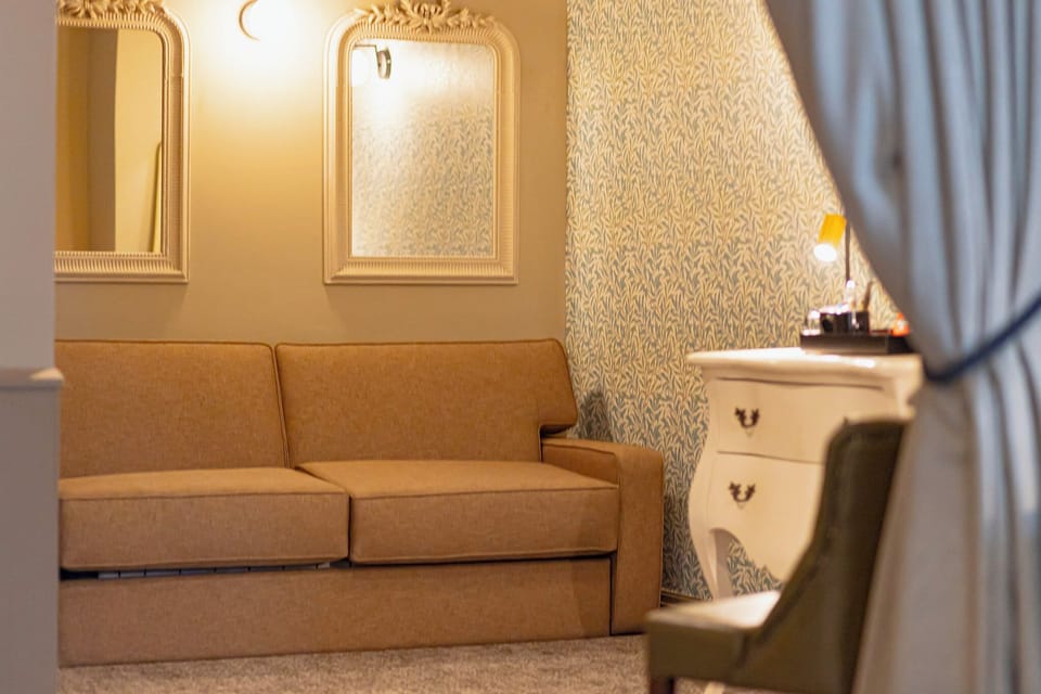 Comfy Family Room Sleeps 4 (Double Bed & Sofa Bed) | 1 bedroom, desk, iron/ironing board (on request), WiFi (free)