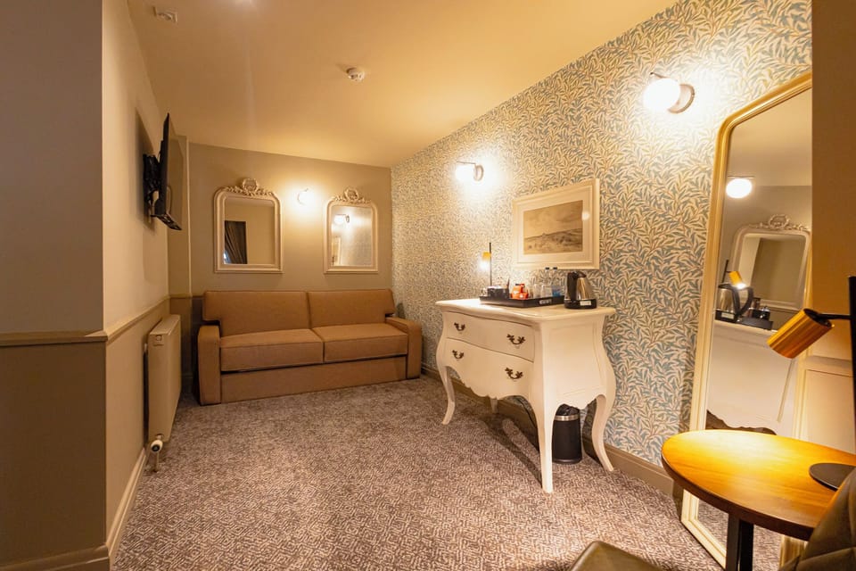 Comfy Family Room Sleeps 4 (Double Bed & Sofa Bed) | 1 bedroom, desk, iron/ironing board (on request), WiFi (free)