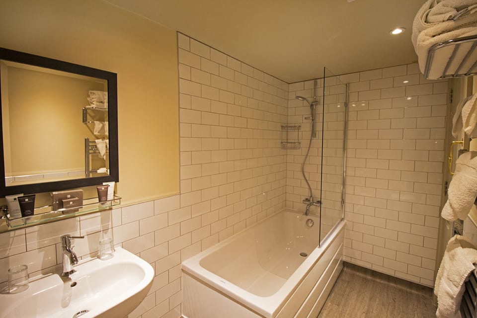 Deep soaking tub, free toiletries, hair dryer, towels