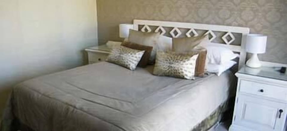 Minibar, desk, free WiFi, bed sheets
