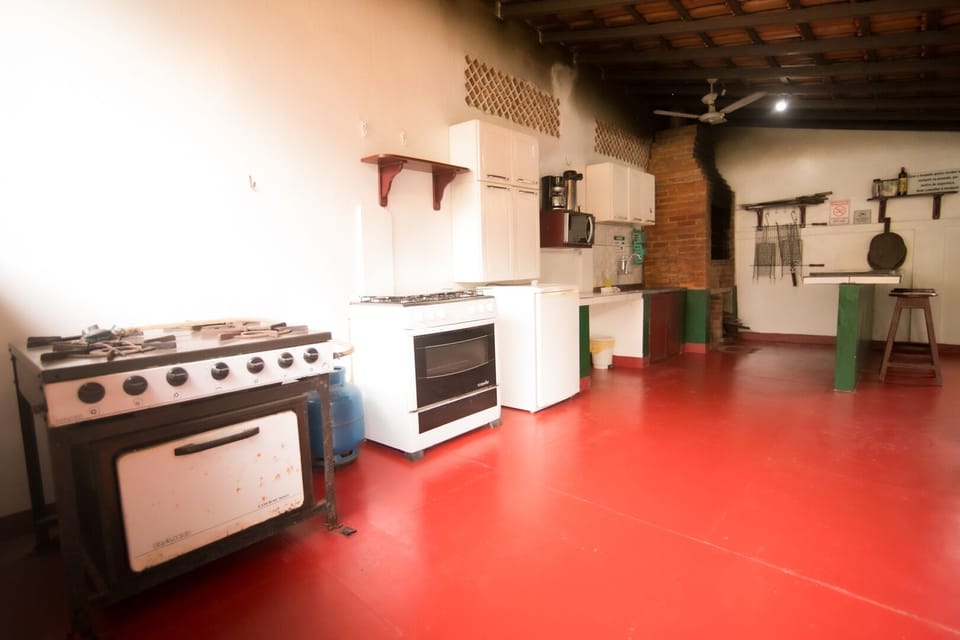 Full-size fridge, microwave, oven, stovetop
