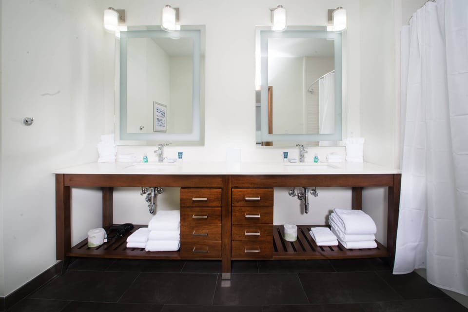 Combined shower/tub, free toiletries, hair dryer, bathrobes