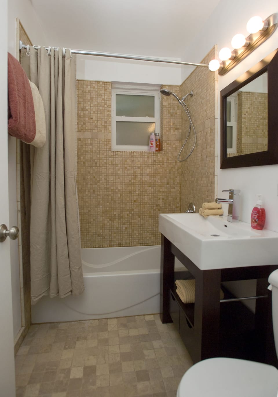 Cardinal Room (First Floor) | Bathroom | Free toiletries, hair dryer, bathrobes, slippers