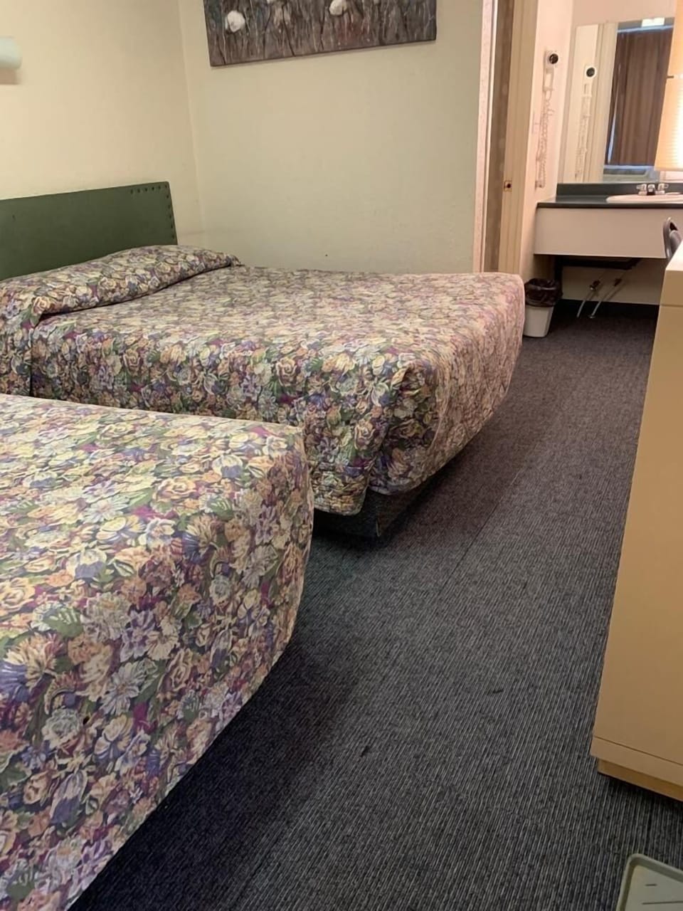 Standard Room, 1 Queen Bed | Iron/ironing board, WiFi (free)