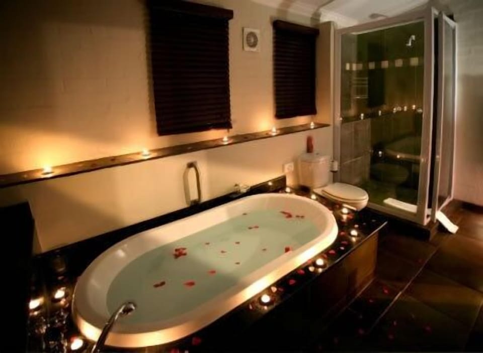 Deep soaking bathtub