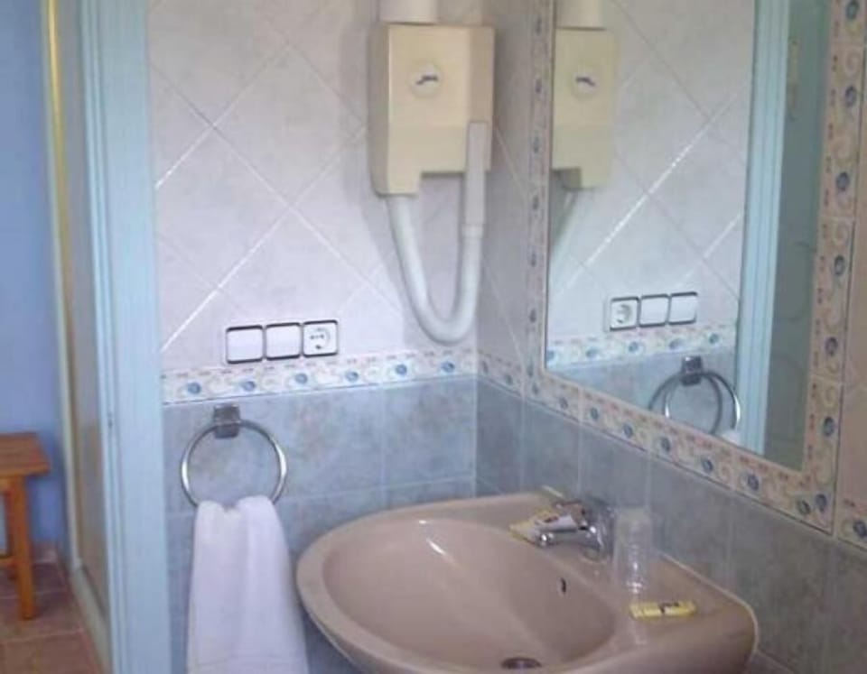 Double Room | Bathroom | Free toiletries, hair dryer, towels