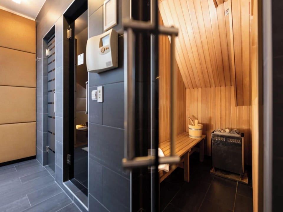 Love Nest Suite | Minibar, in-room safe, desk, soundproofing