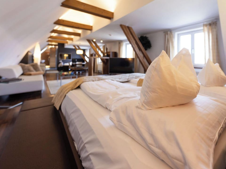 Love Nest Suite | Minibar, in-room safe, desk, soundproofing