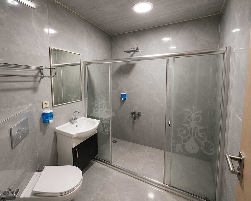 Suite | Bathroom | Shower, free toiletries, hair dryer, slippers
