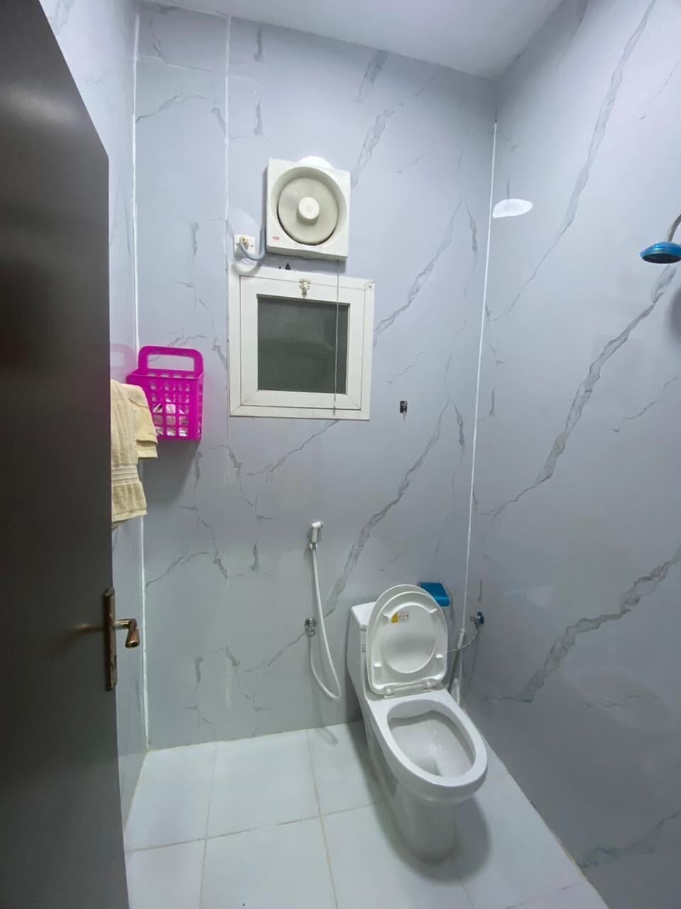 Double Room | Bathroom | Shower, free toiletries, towels