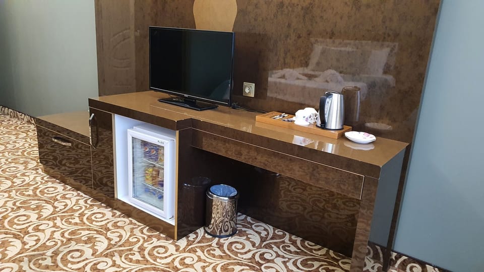 Deluxe Room, Non Smoking | Premium bedding, minibar, individually decorated, soundproofing