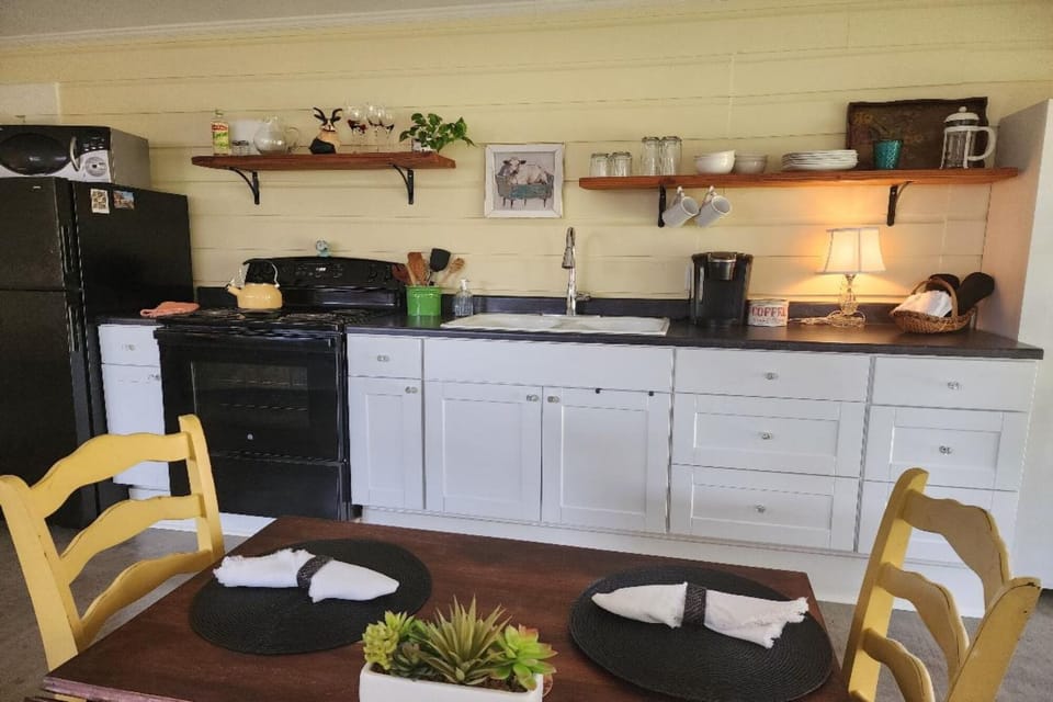 Carriage House Cottage | Private kitchen | Fridge, microwave, coffee/tea maker, toaster