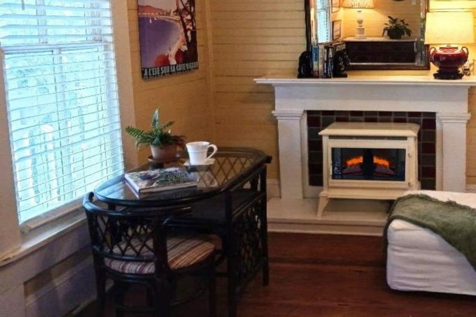 Gardener's Cottage with Balcony | In-room dining