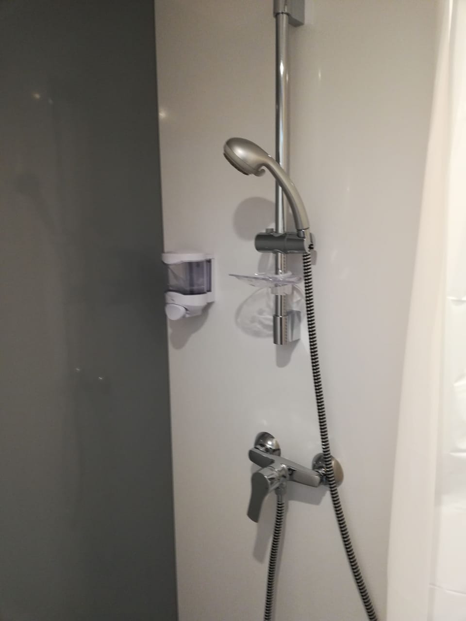 Chambre Quadruple Classique (Jonquille) | Bathroom | Shower, free toiletries, hair dryer, towels