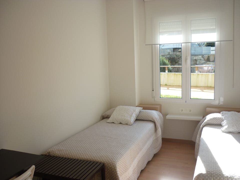Twin Room, Private Bathroom | Desk, free WiFi
