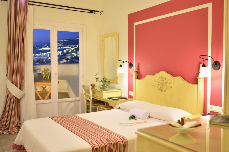 Egyptian cotton sheets, in-room safe, desk, blackout drapes