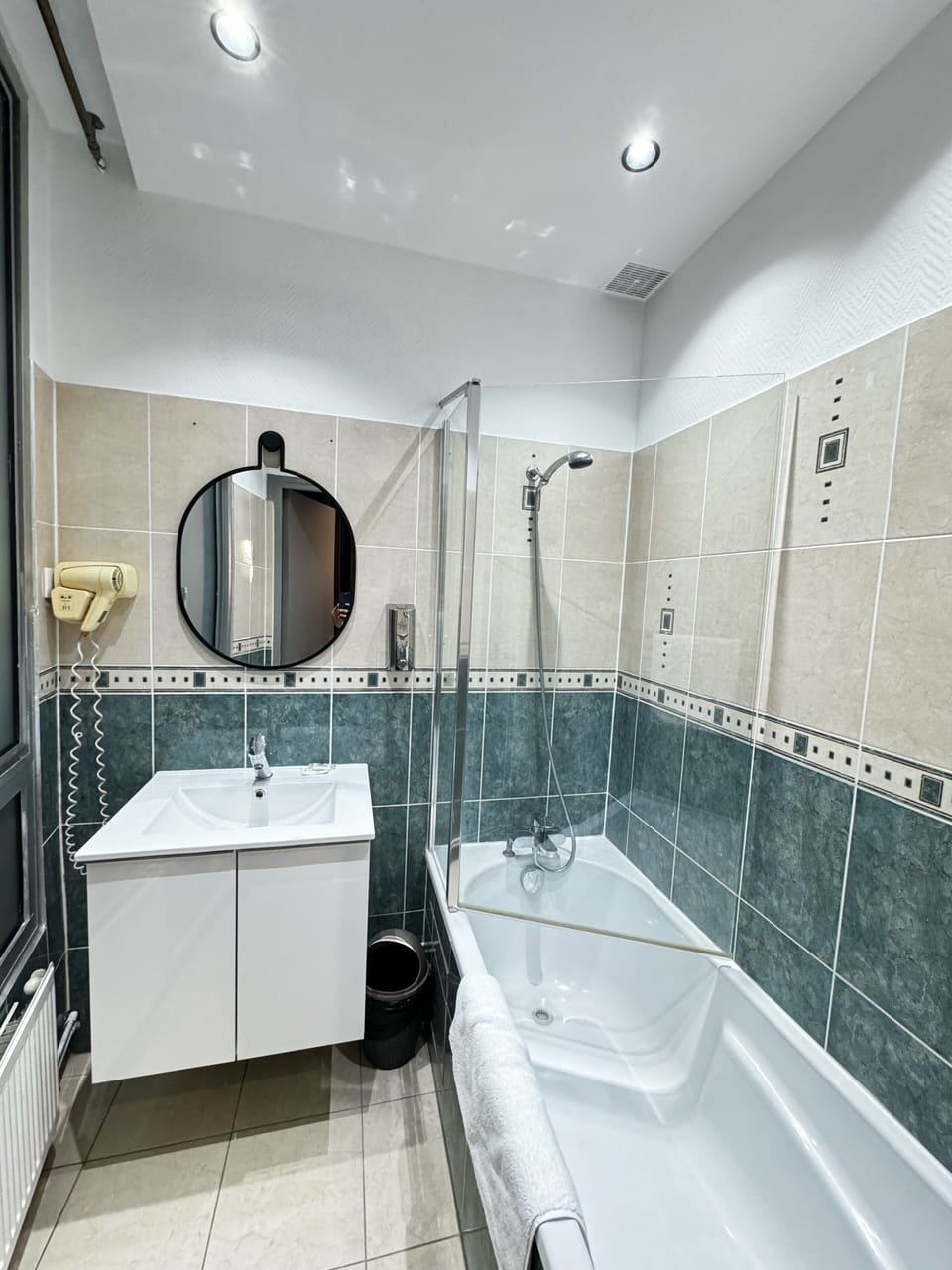 Bathtub, free toiletries, hair dryer, towels