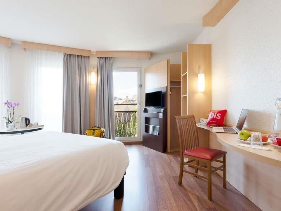 Superior Room, 1 Double Bed with Sofa bed | Pillowtop beds, desk, laptop workspace, blackout drapes