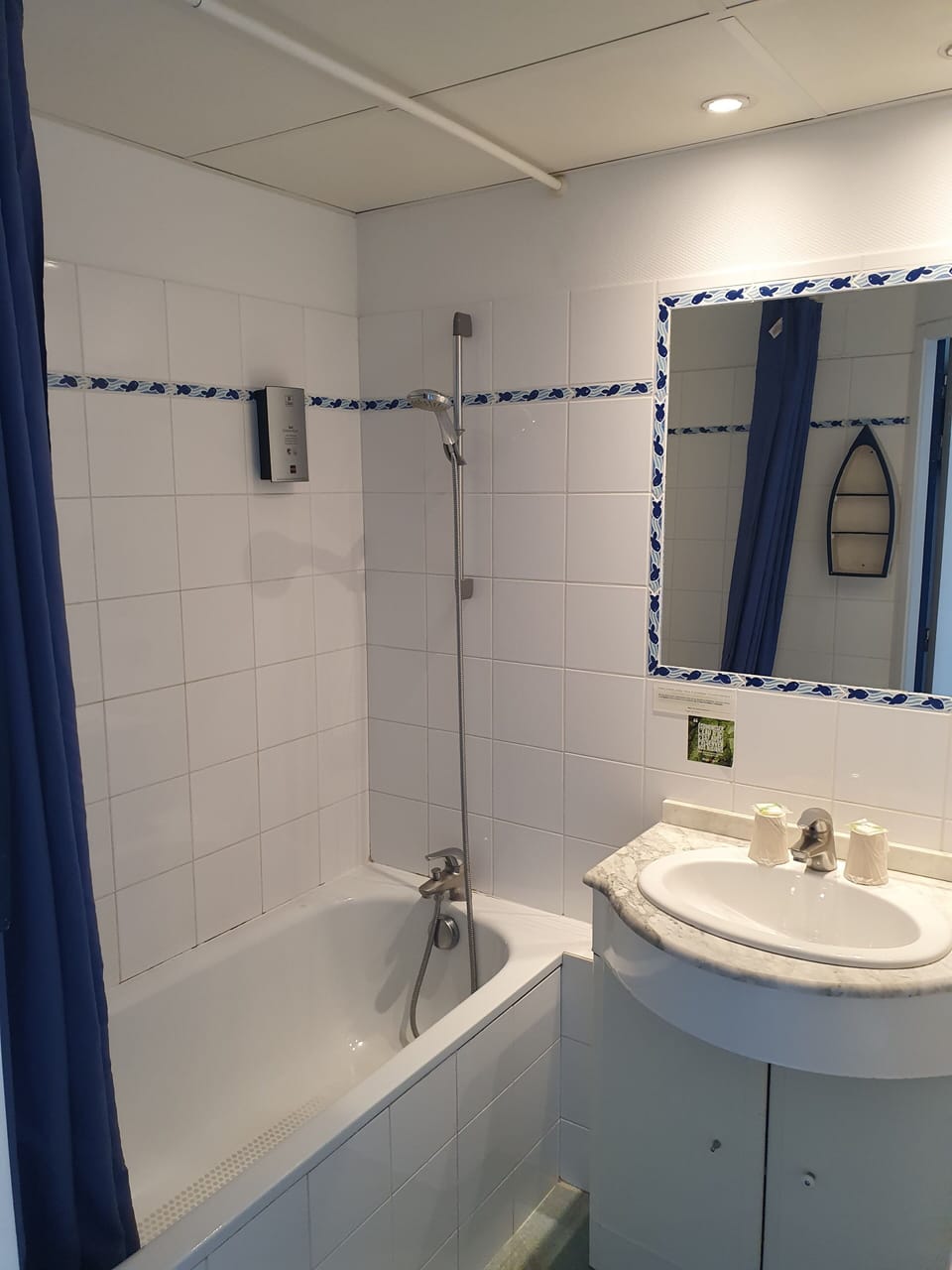 Deluxe Double Room, Bathtub | Bathroom | Towels