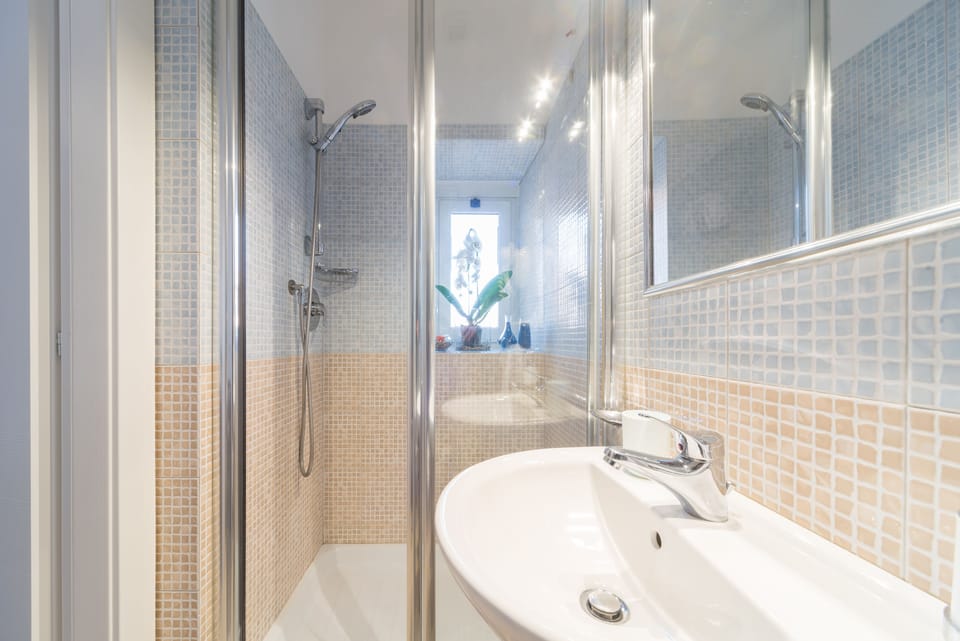 Standard Double or Twin Room, Ensuite | Bathroom | Shower, free toiletries, hair dryer, bidet