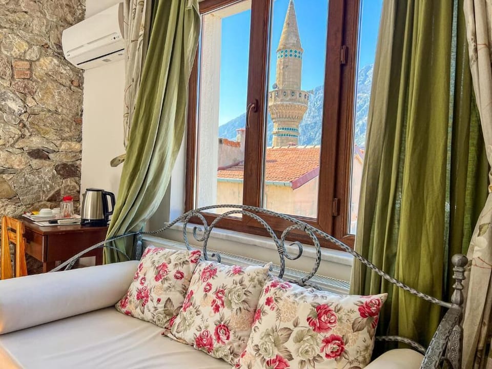 Triple Room, Partial Lake View | Desk, free WiFi, bed sheets