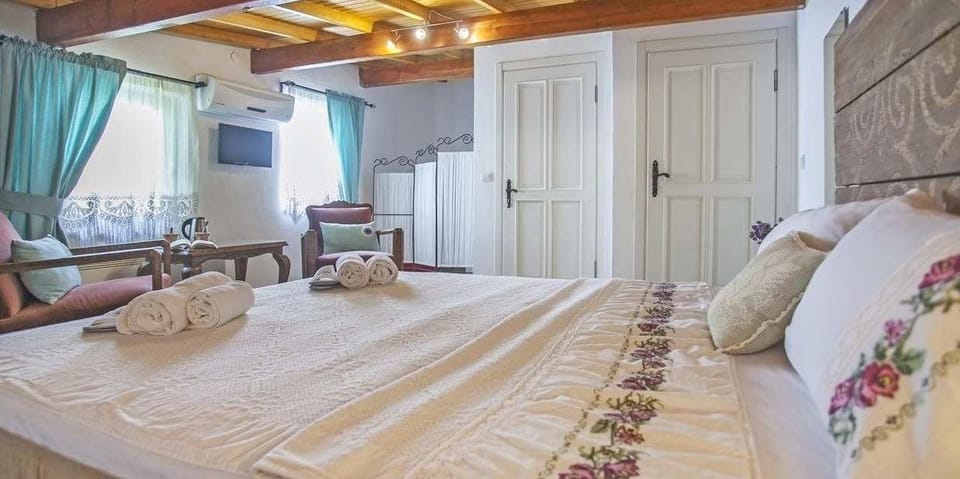 Deluxe Double Room | Premium bedding, minibar, iron/ironing board, free WiFi