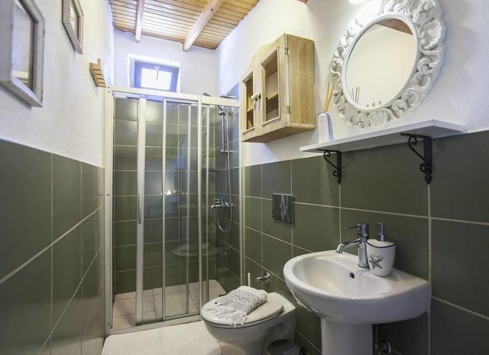 Deluxe Double Room | Bathroom | Shower, free toiletries, hair dryer, slippers