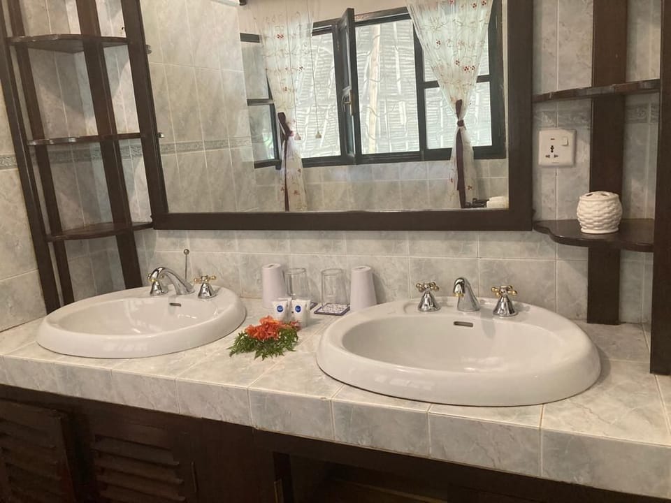 Apartment, 3 Bedrooms | Bathroom | Shower, free toiletries, towels, soap