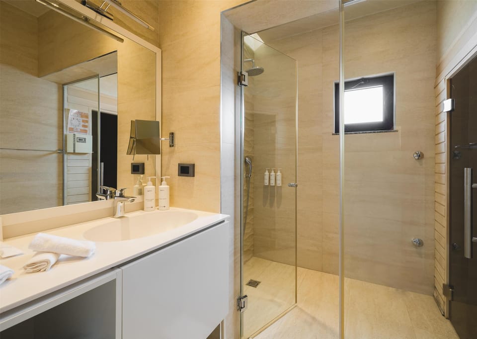 Suite, Hot Tub, Sea View | Bathroom | Free toiletries, hair dryer, bathrobes, slippers