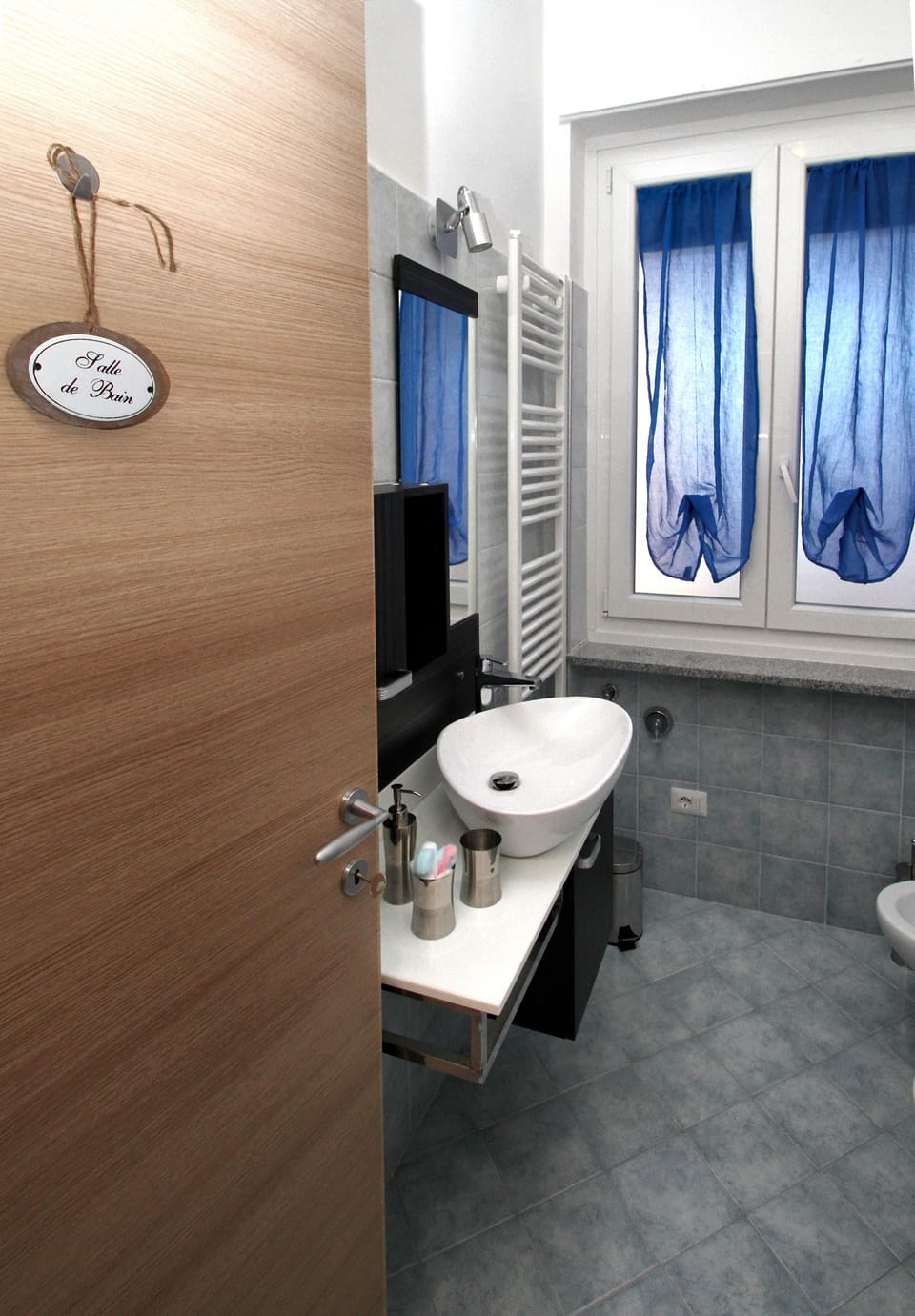 Shower, free toiletries, hair dryer, bidet