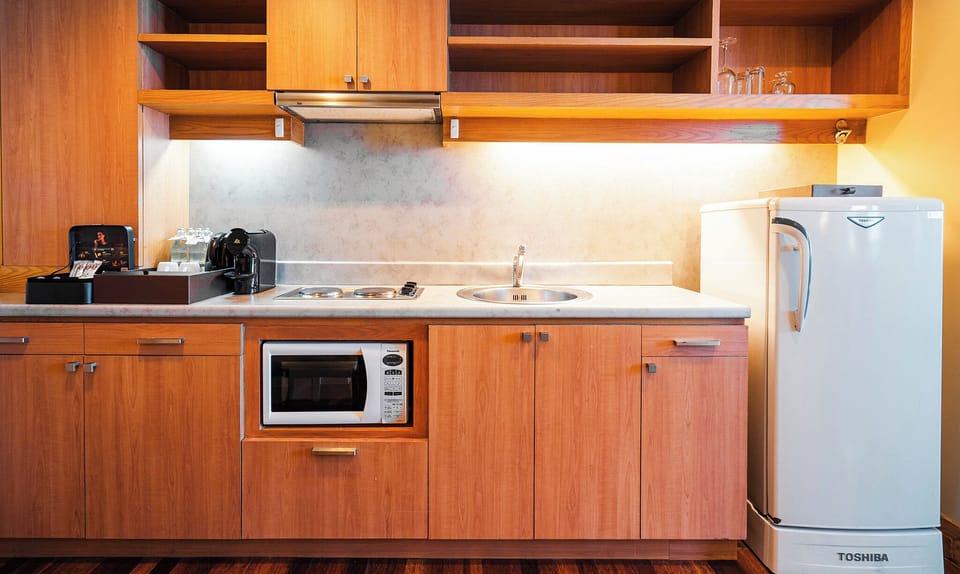 Deluxe Studio, 1 King Bed | Minibar, in-room safe, desk, blackout drapes