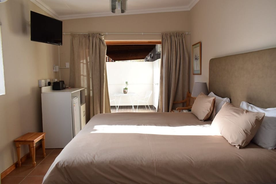 Olive Room | Premium bedding, iron/ironing board, free WiFi, bed sheets