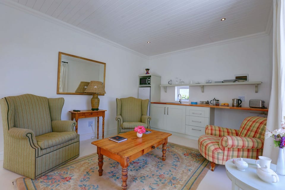 Deluxe Cottage | Private kitchenette | Fridge, electric kettle
