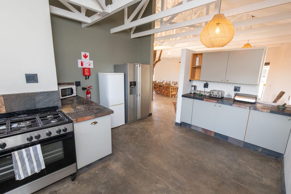 House | Shared kitchen | Full-size fridge, microwave, oven, stovetop