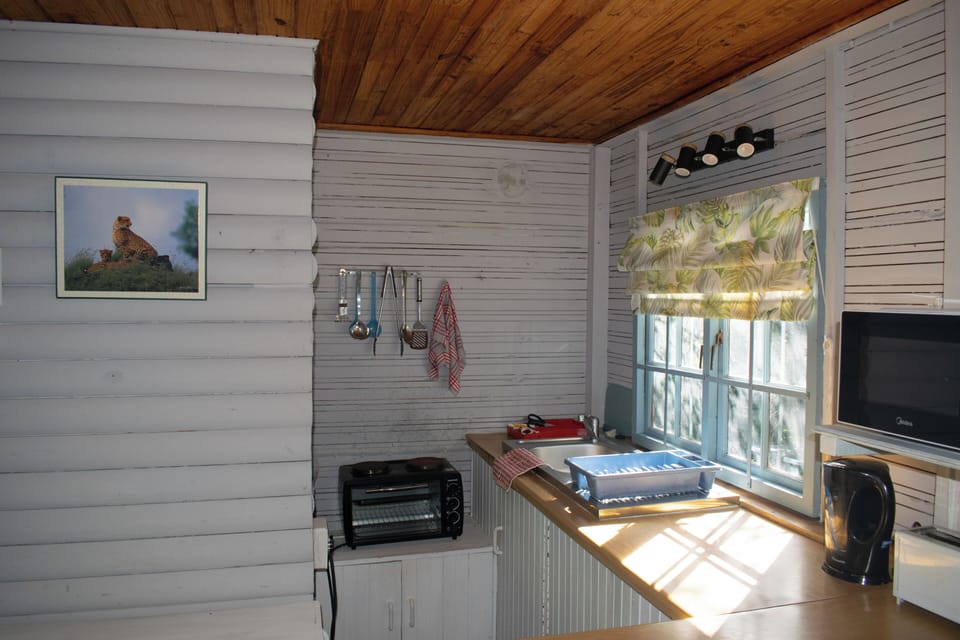 Bush Cottage | Iron/ironing board (on request), bed sheets