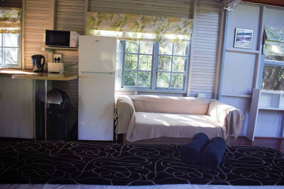 Bush Cottage | Iron/ironing board (on request), bed sheets