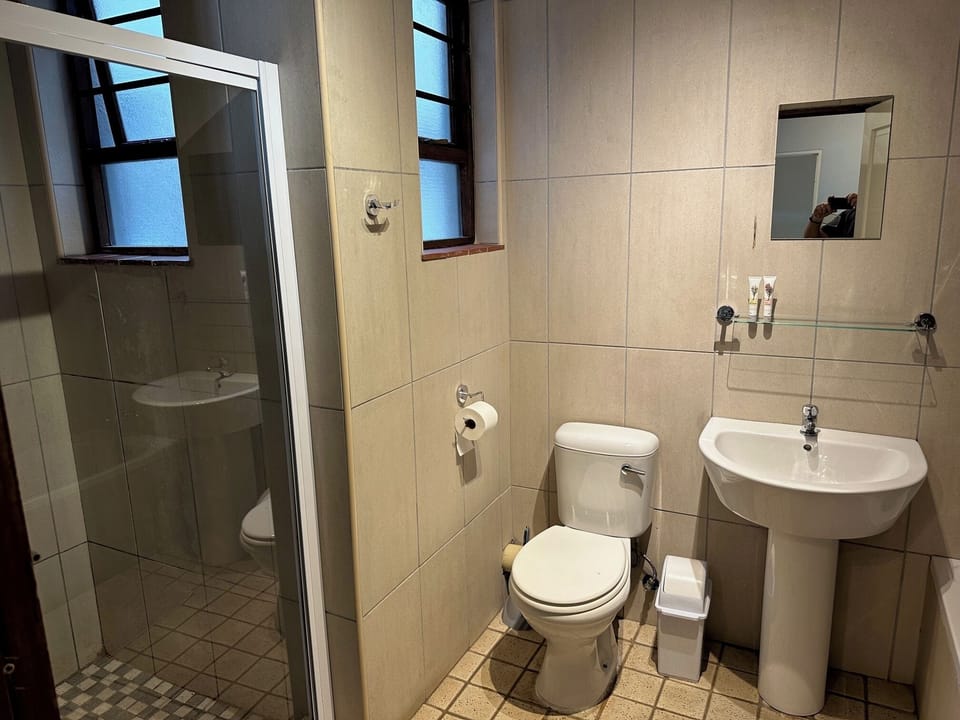 Family Room | Bathroom | Free toiletries, towels