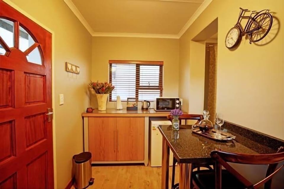 Superior Queen Room with Bath & Shower | Private kitchenette | Fridge, microwave, coffee/tea maker
