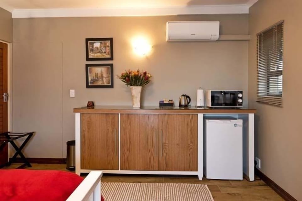 Superior Queen Room with Bath & Shower | Room amenity